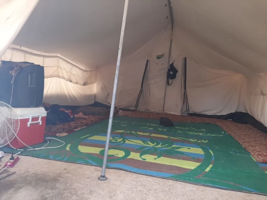 Der Innenraum eines Wohnzeltes im Laylan-Lager