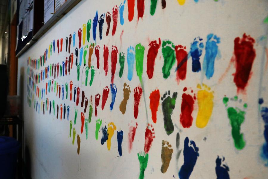 Fußabdrücke von Babys an der Wand unserer Mutter-Kind-Klinik