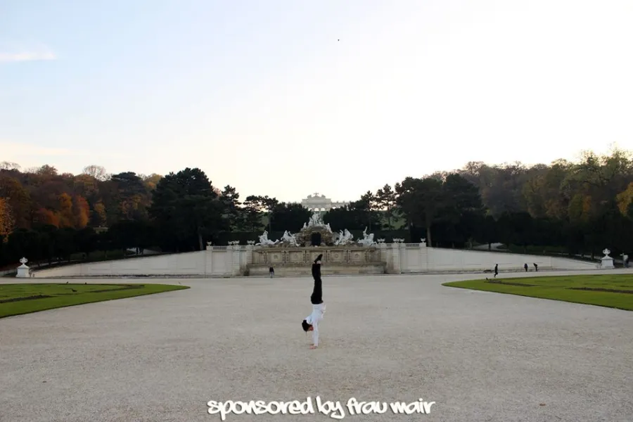 Handstand im Schlossgarten Schönbrunn