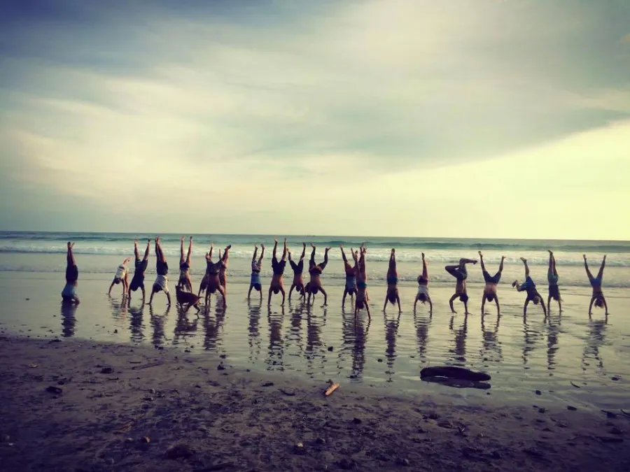 Handstände am Strand für Ärzte ohne Grenzen