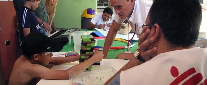 (Archivbild) Tegucigalpa, Honduras, April 2007: Ein Psychologe bei einer Sitzung mit einem 12 jährigen Buben im Tageszentrum für Straßenkinder von Ärzte ohne Grenzen