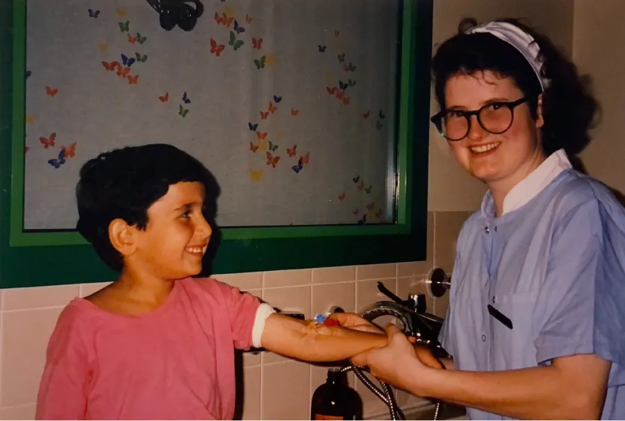 Cadi Yildirim neben Krankenpflegerin im Landeskrankenhaus Salzburg