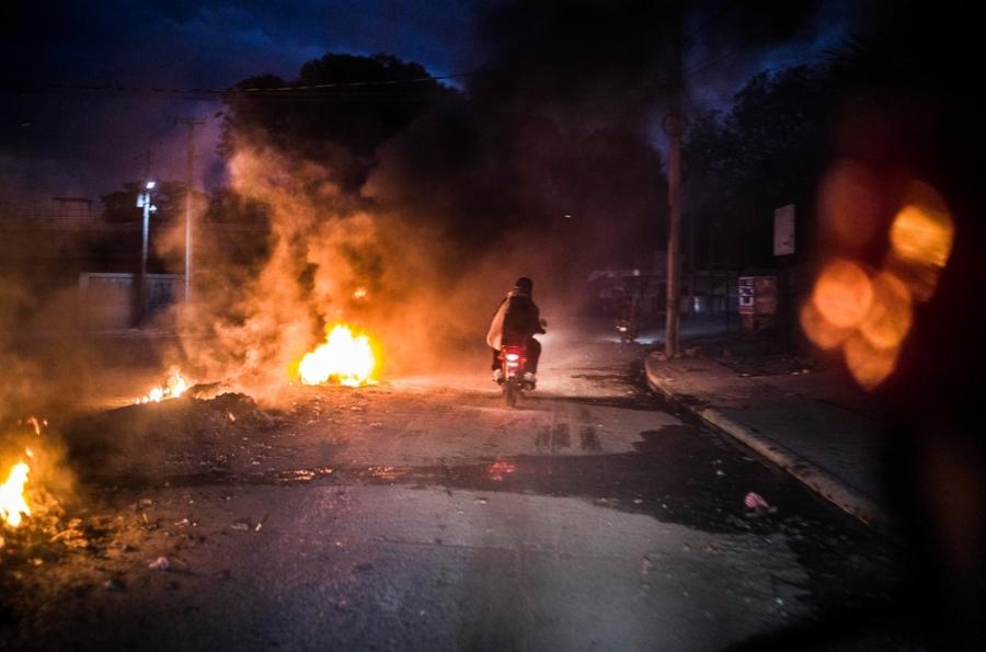 Haiti: Brand auf der Straße