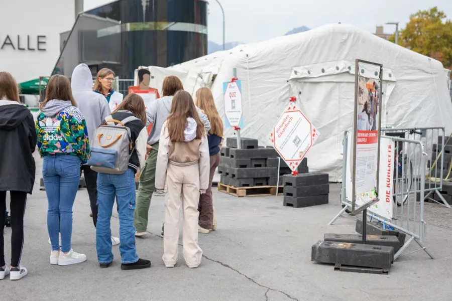 Klasse bei Freiluft-Ausstellung Ärzte ohne Grenzen