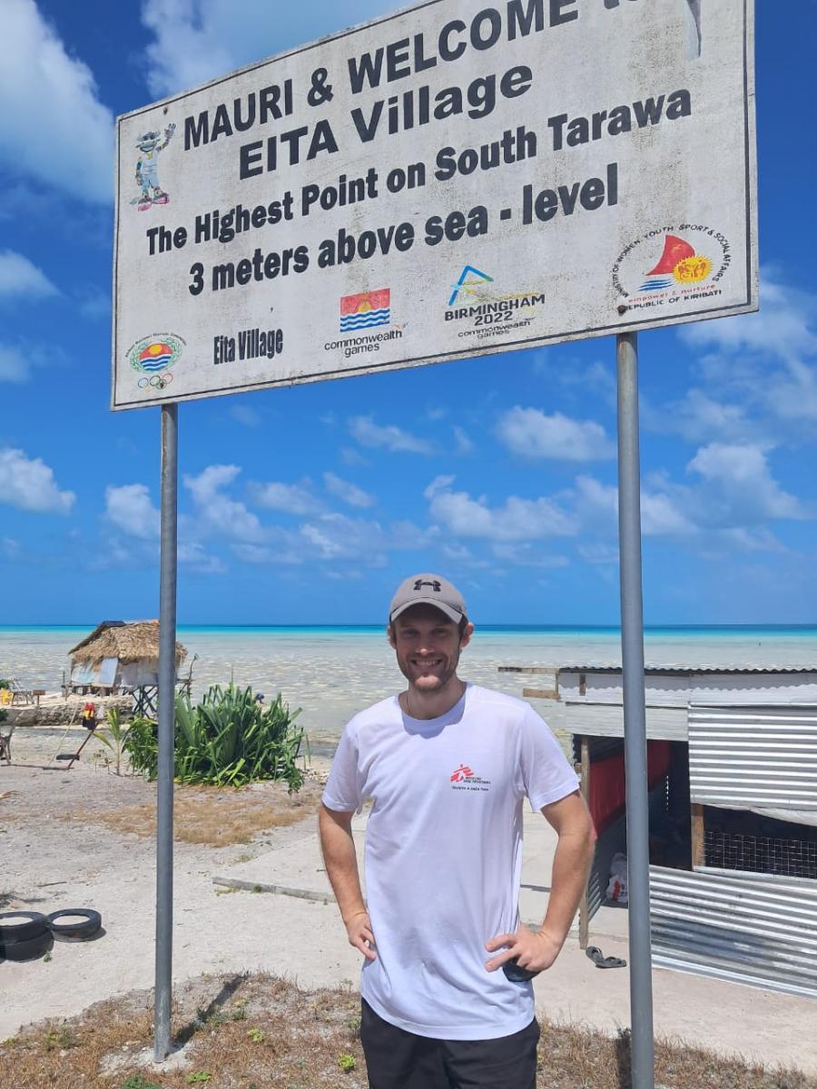 Ärzte ohne Grenzen Logistiker Martin Mühlbacher am höchsten Punkt im Süden von Tarawa, Kiribati. Er befindet sich nur 3 Meter über dem Meeresspiegel.