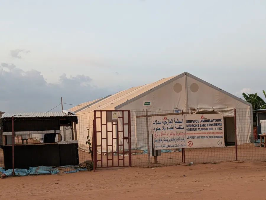 Eingang des Ambulatoriums von Ärzte ohne Grenzen in Aboutengue, Tschad.