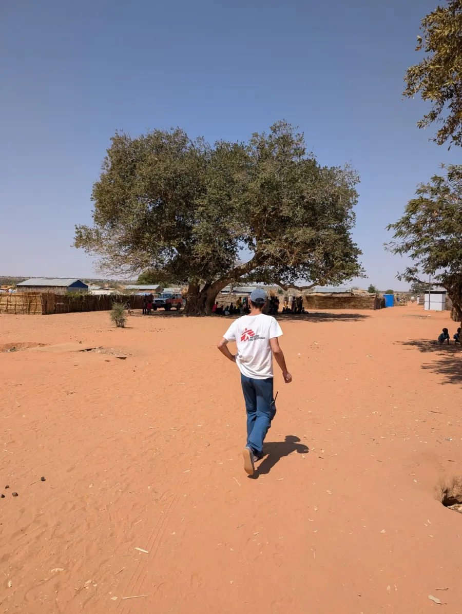 Florian Schweitzer auf seinem Einsatz im Tschad bei einem Rundgang durchs Lager Aboutengue