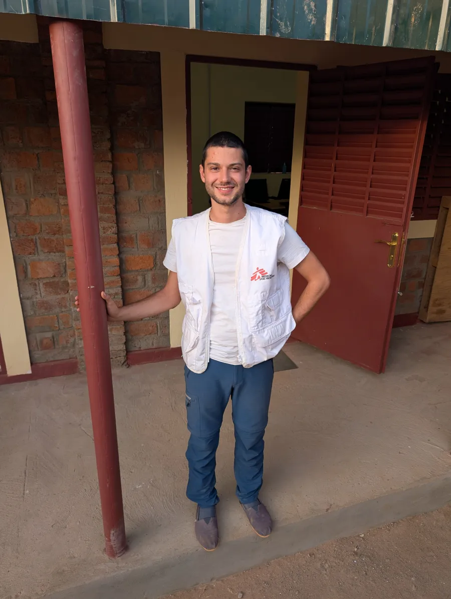 Florian Schweitzer auf seinem Einsatz im Tschad vor dem kürzlich fertiggestellten Büro.