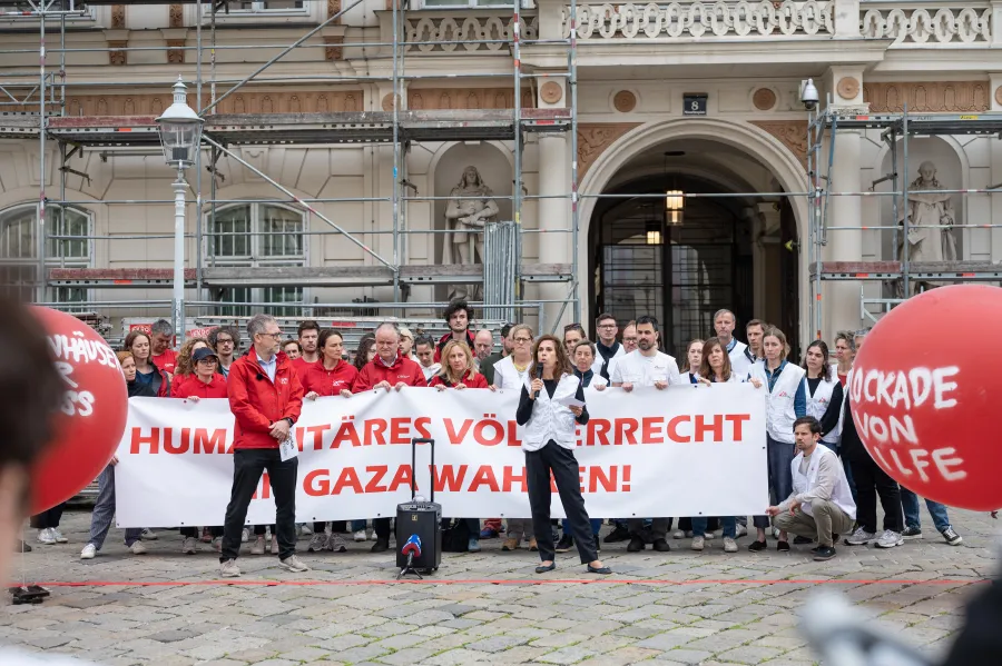 Fotoaktion "Rote Linie", 28. Mai 2025