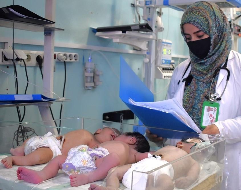 Unsere Kinderstationen in Afghanistan sind überfüllt - hier teilen sich drei Babys ein Bett
