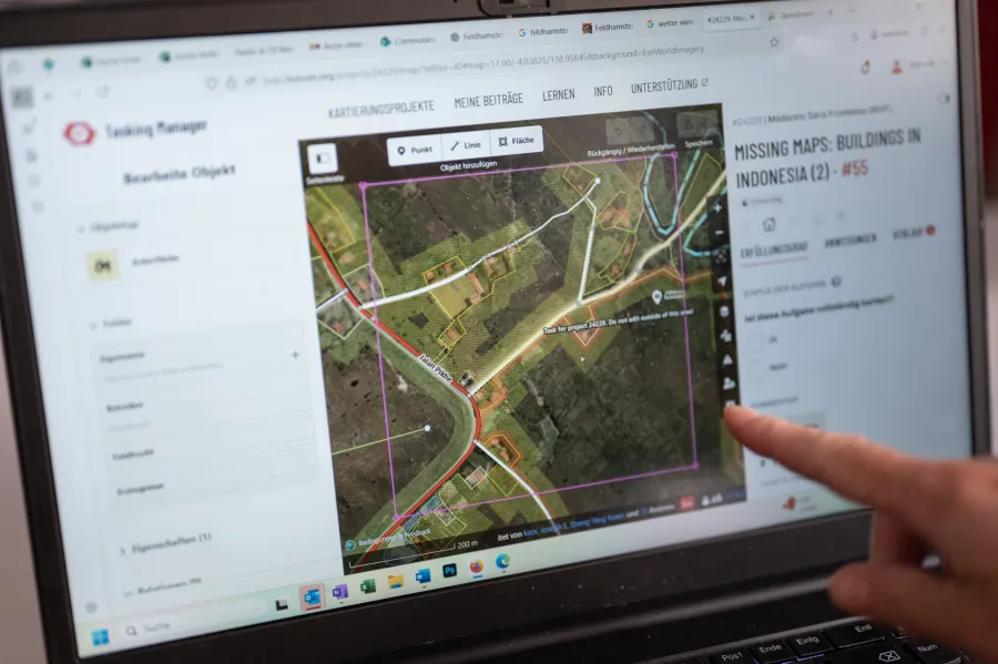 Mapathon_Laptop mit Satellitenbild
