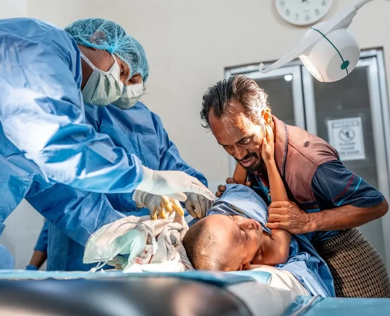 Kutupalong Refugee Camp, Rohingya Response: Shofi Mohammad (4 years) is getting treatment for multiple abscesses in axilla and back in the ER of the MSF Kutupalong hospital.