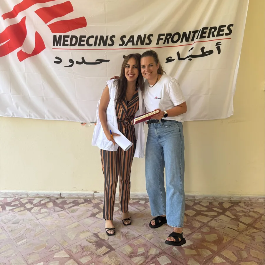 Verena Prinz (rechts) mit einer Kollegin vor einer MSF Fahne in Nabatieh, Libanon.