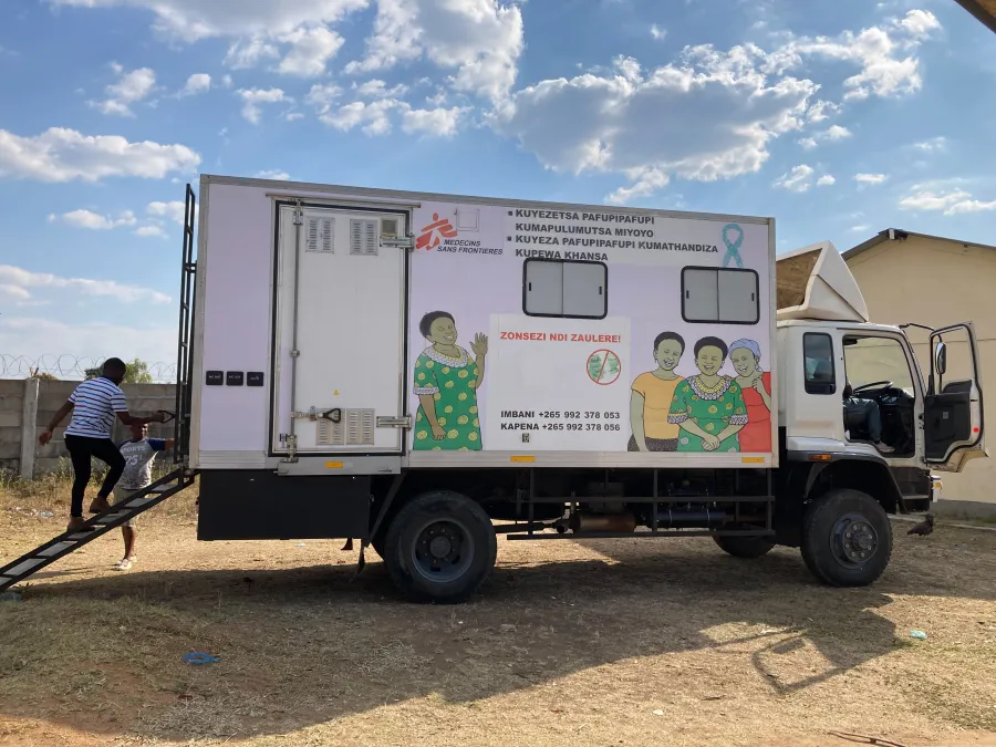 Der Truck mit der Ambulanz im Inneren