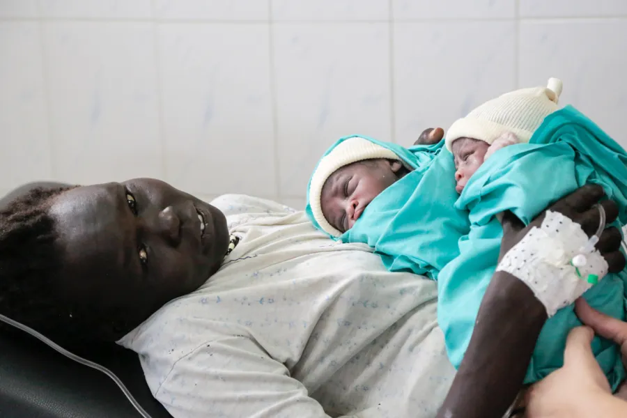 Eine Zwillingsgeburt in unserer Klinik im Südsudan