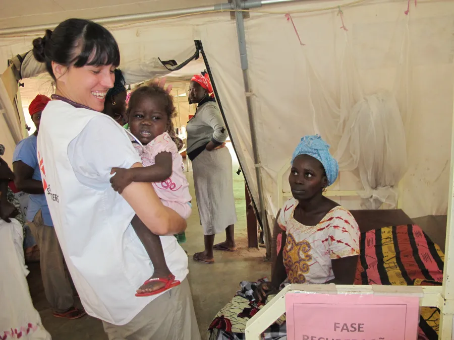 Yasmin Weber mit einer jungen Patientin 