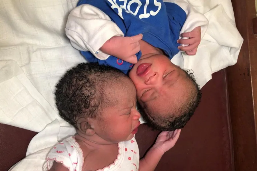 Kamerun: Überraschend Zwillinge