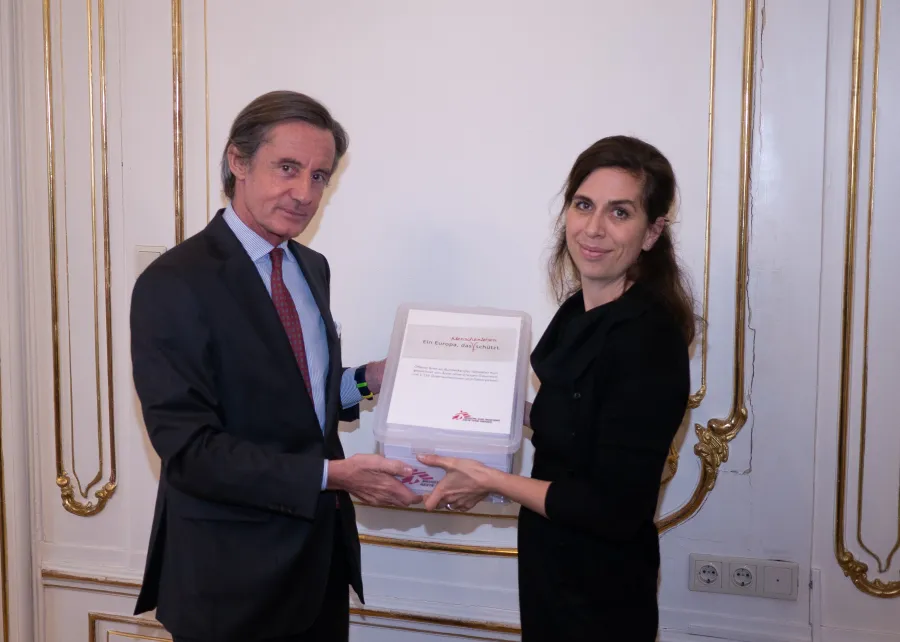 Laura Leyser übergibt ausgedruckte Protest-Briefe als Reaktion auf Kurz Aussagen an Sektionschef Launsky