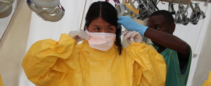 Joanne Liu (Internationale Präsidentin) in einem Ebola-Behandlungszentrum in Kailahun, Sierra Leone.