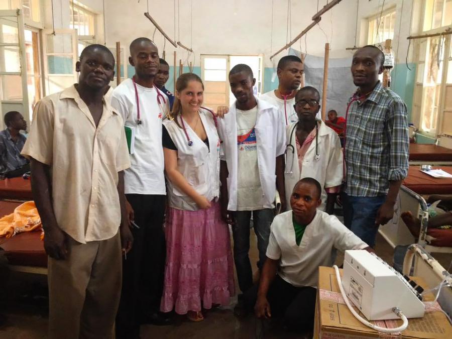 Die französisch-mexikanische Ärztin Marion Osterberger mit ihrem Team in unserem Krankenhaus in Ankoro in der kongolesischen Provinz Katanga.