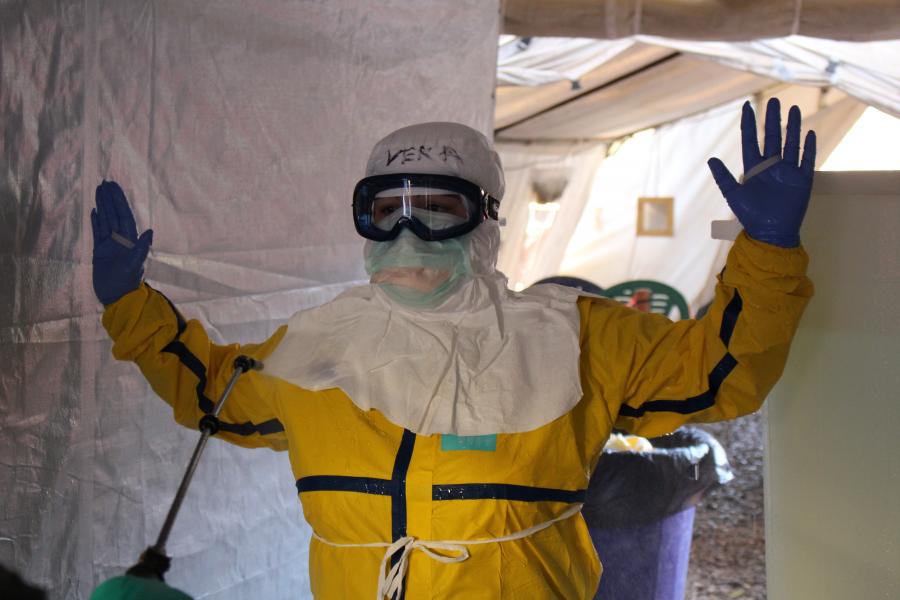 Ich im Ebola-Schutzanzug nach einer Runde durch die Hochrisikozone
