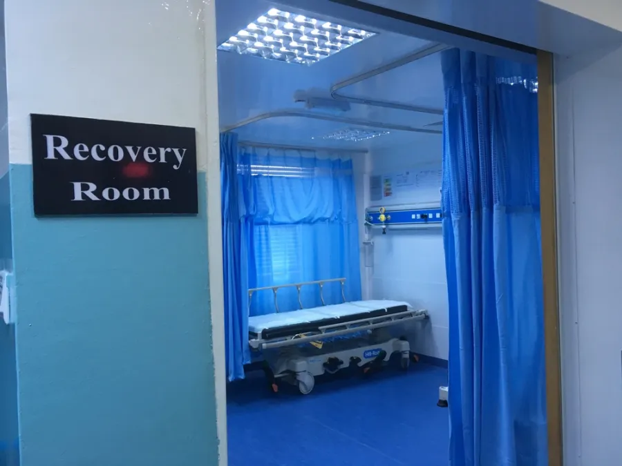 Aufwachraum der neu eröffneten chirurgischen Station im Traumazentrum von Ärzte ohne Grenzen im Regierungskrankenhaus in Ramtha. 