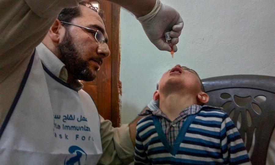 Dr. Hussein behandelt ein Kind in einem von Ärzte ohne Grenzen unterstützten Krankenhaus im Osten Aleppos. 