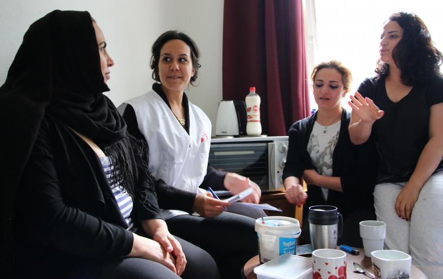 Gotene, Schweden, 21.September 2016: In einem Asylzentrum bespricht Kultur Vermittlerin Sanna Basyouny mit drei Frauen aus Syrien und dem Irak die medizinischen Möglichkeiten von Ärzte ohne Grenzen.