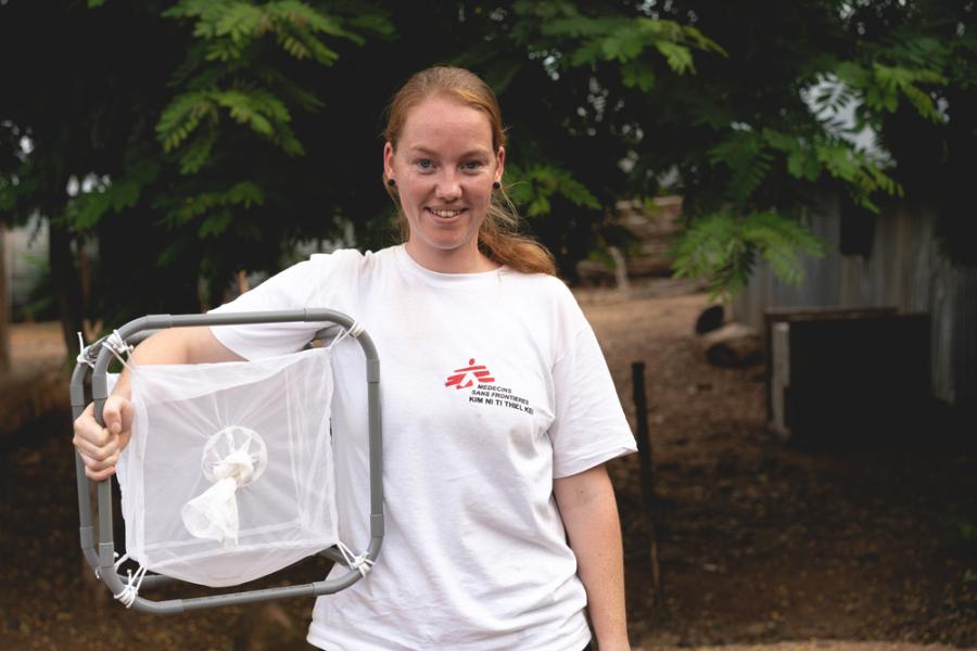 Insektenforscherin Jeanine Loonen mit einer Moskitofalle.