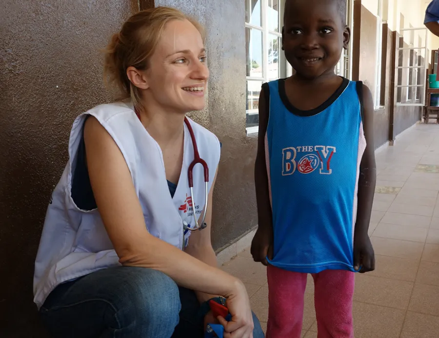 Sierra Leone: Clowns unterstützen die Aktivitäten von Ärzte ohne Grenzen in Kabala