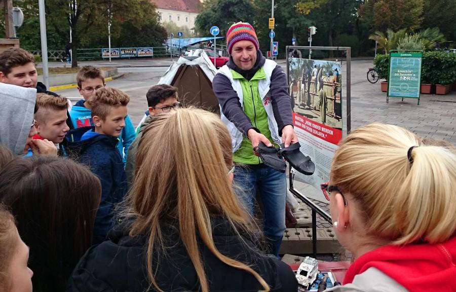 Logistiker Volker Pelzmann führt eine Schulgruppe durch die Ausstellung