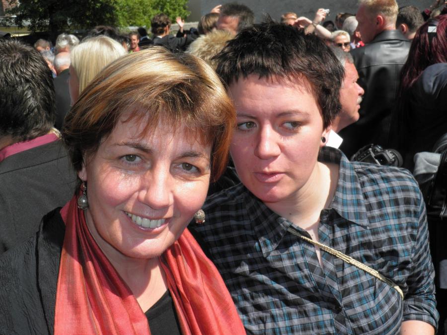 Alexandra Schuster und ihre Mutter bei einer Familienfeier im Jahr 2014