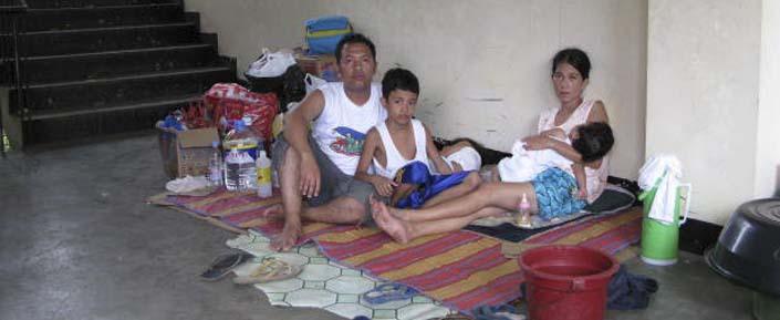 Philippinen 2009: Eine Familie in einem Evakuierungszentrum