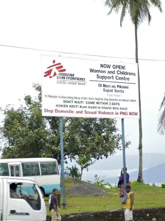 Papua Neu Guinea: Hinweisschild auf die Klinik von Ärzte ohne Grenzen in Lae