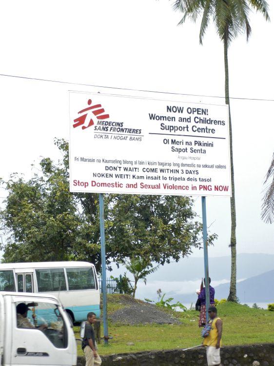 Papua Neu Guinea: Hinweisschild auf die Klinik von Ärzte ohne Grenzen in Lae