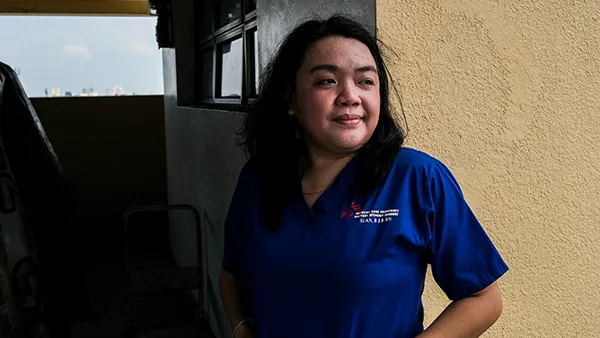 Krankenschwester Rhomina Jhona Suan vor der Klinik in Manila, wo sie COVID-19 PatientInnen behandelt