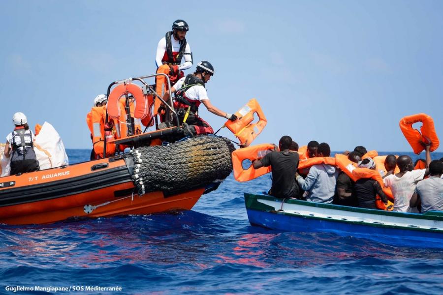 Seenot-Rettungsaktion in internationalen Gewässern vor der lybischen Küste / Mittelmeer