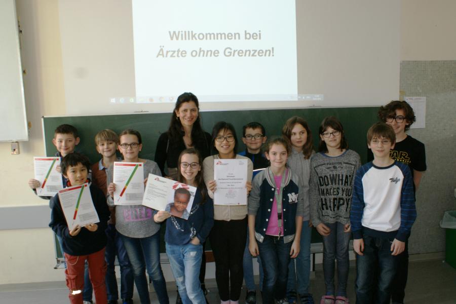 Schüler zeigen Ihre Urkunde und das MUAC-Band zum Ausschneiden