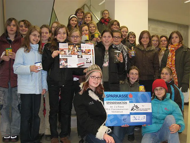 Klasse 2a mit Spendenscheck