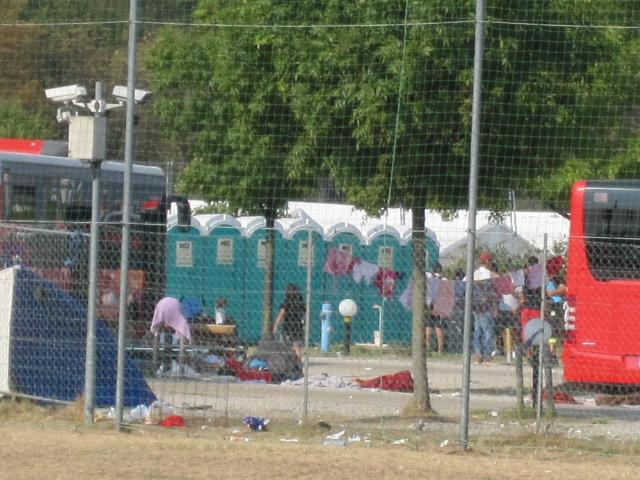 Flüchtlingslager Traiskirchen: Ärzte ohne Grenzen fordert freien und ungehinderten Zugang.