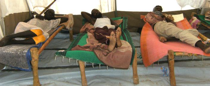Verwundete Patienten liegen auf Bahren nachdem sie von Ärzte ohne Grenzen in einem örtlichen Krankenhaus in Tissi behandelt wurden.