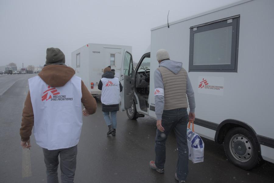 Unser Team an der ukrainisch-polnischen Grenze mit mobilen Kliniken