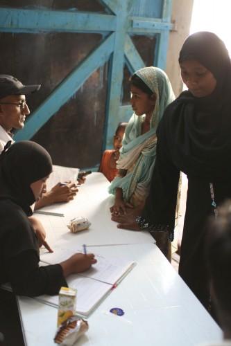 FlorianEder_MSF-Vac-Desk_Karachi_2014