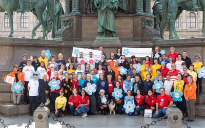 Vertreterinnen und Vertreter gemeinnütziger Organisationen bedanken sich gemeinsam für Testamentsspenden für gemeinnützige Zwecke.