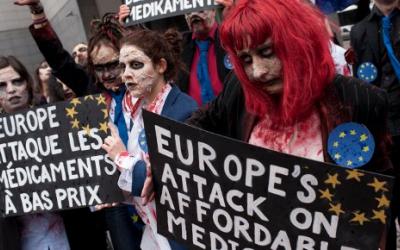 AktivistInnen beim Flashmob vor dem Europäischem Parlament.