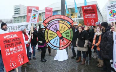 MitarbeiterInnen von Ärzte ohne Grenzen demonstrieren zum Auftakt der Geberkonferenz am Berliner Alexanderplatz gegen überhöhte Impfpreise