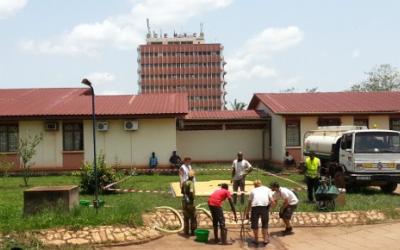 Mitarbeiter bei einer Wasserstelle im Spital von Bangui.
