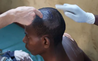 Ein Verwundeter wird in der Klinik von Ärzte ohne Grenzen im Mpoko Lager am Flughafen Bangui versorgt.