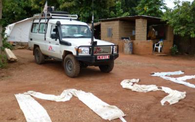 Ein Fahrzeug von Ärzte ohne Grenzen am Gelände des allgemeinen Krankenhauses in Batangafo im Norden der Zentralafrikanischen Republik.