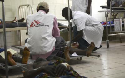 Mitarbeiter von Ärzte ohne Grenzen im Aufwachraum des Gemeindespitals Bangui (c) Mathieu Fortoul/MSF